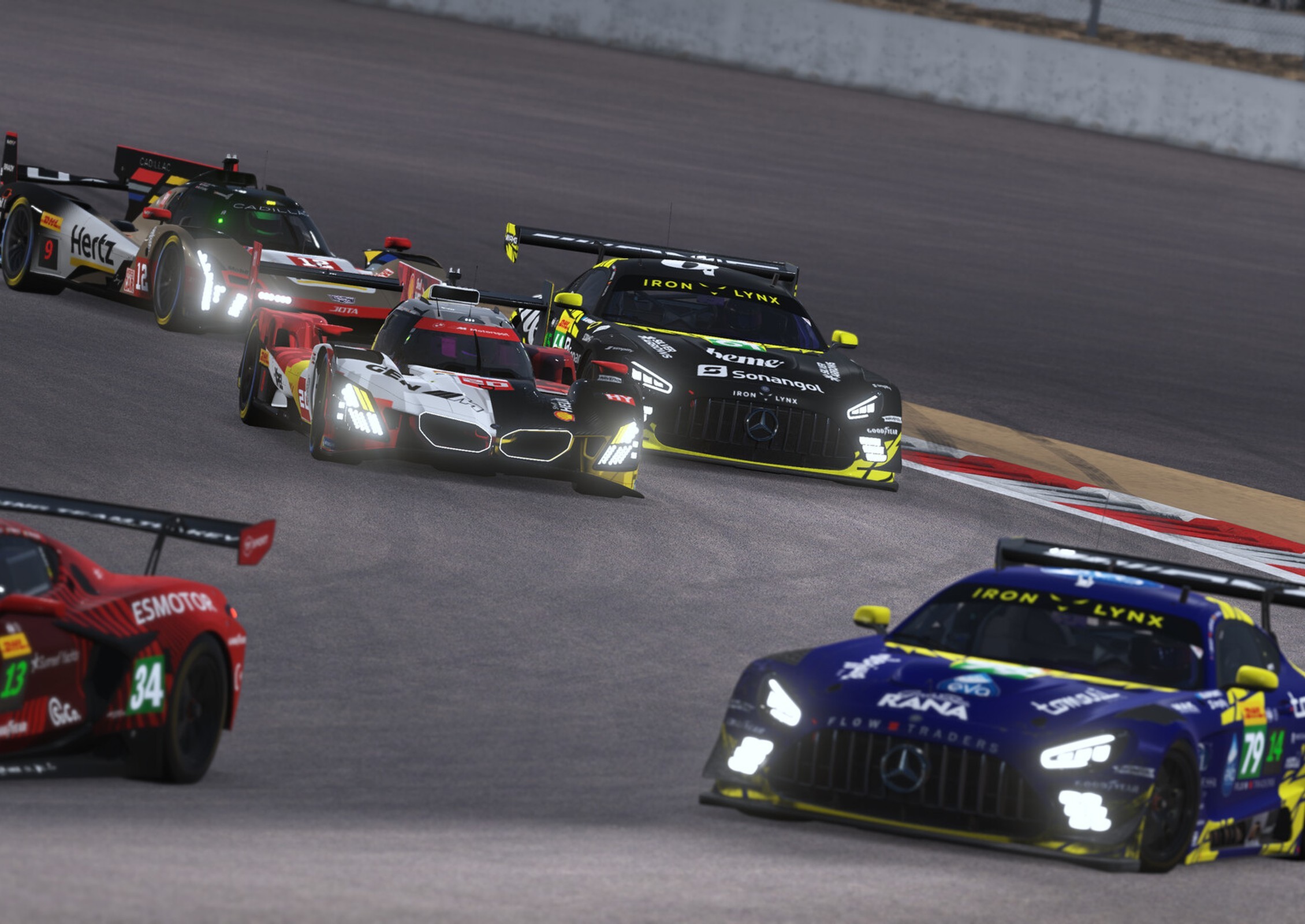 Une mêlée de LMGT3 et d'Hypercars en sortie de virage dans Le Mans Ultimate