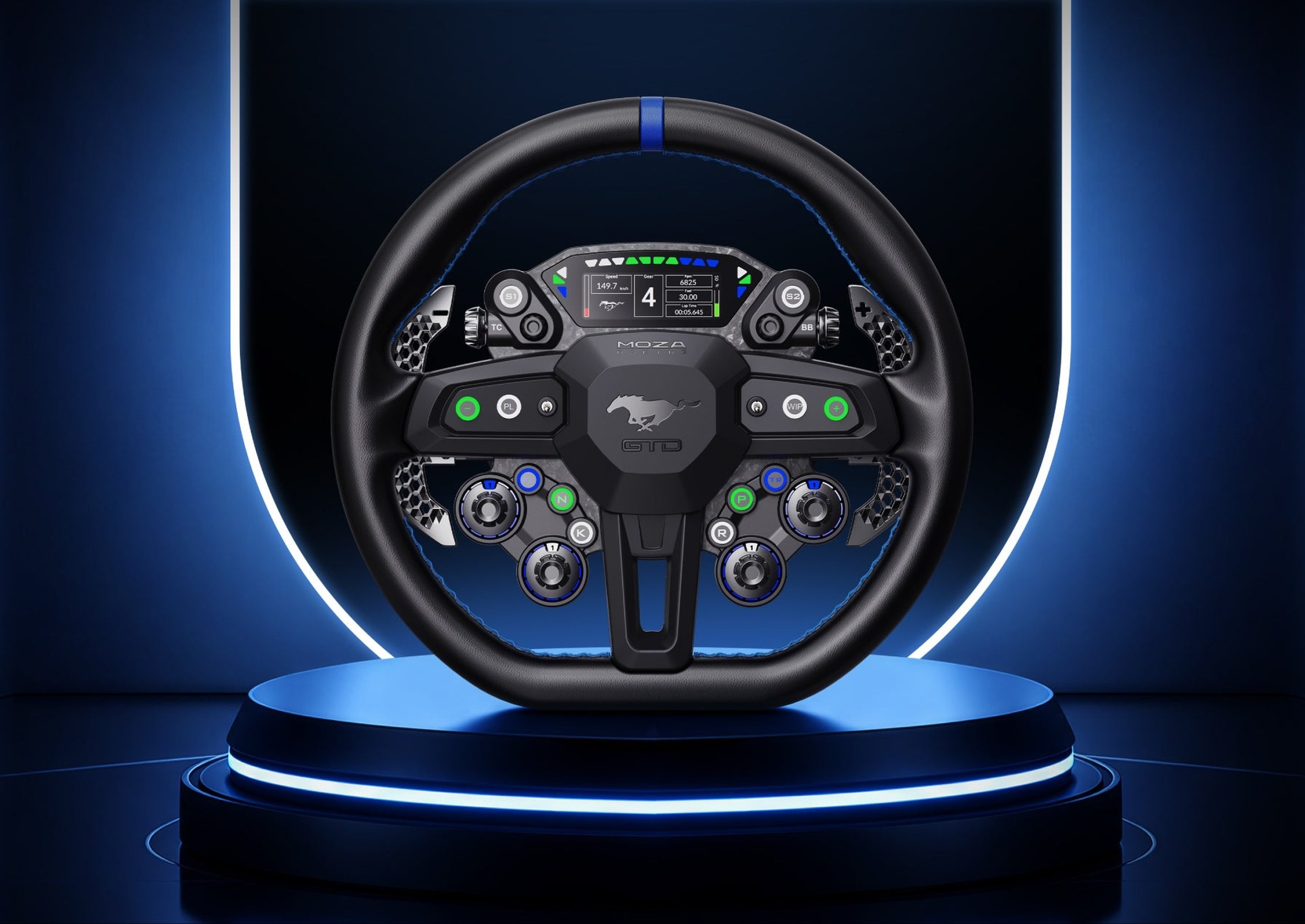 Le volant MOZA Ford Mustang GTD en entier, posé sur un socle éclairé en bleu