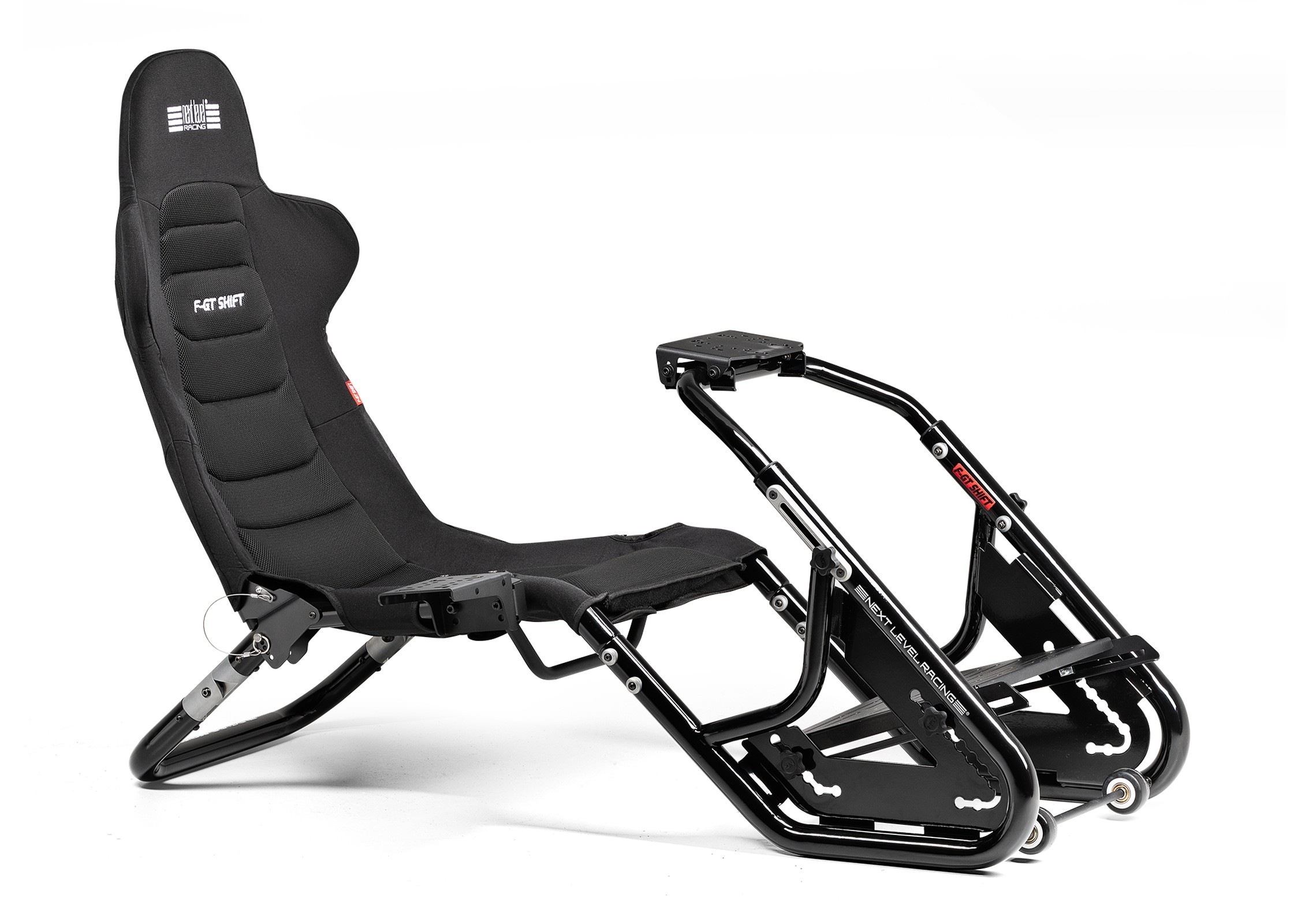 Le cockpit Next Level Racing F-GT Shift vu de trois quarts, sans volant ni pédalier, avec son siège en maille noire
